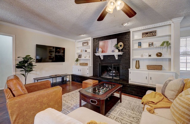 Lake Hefner/Spacious King Bed/Foosball & Games