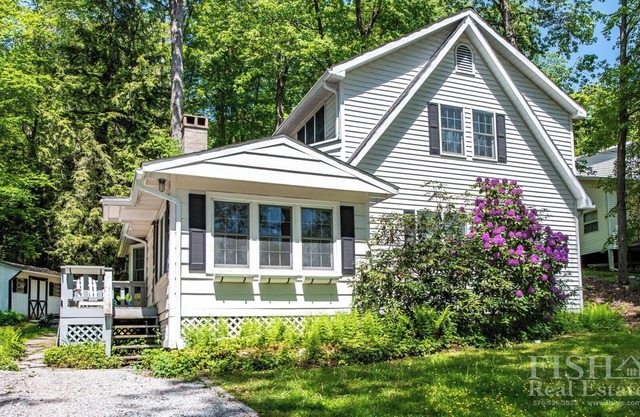 "Lake House" is conveniently located across from Lake Mokoma beach house