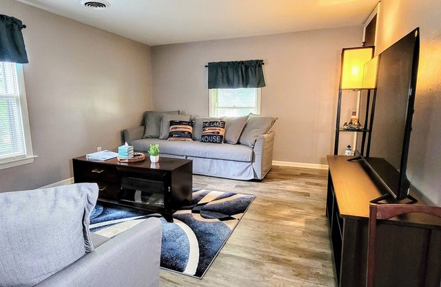 Lake House/Near River/Fishing/Sleeps 8/FREE Parking & WIFI/Oswego