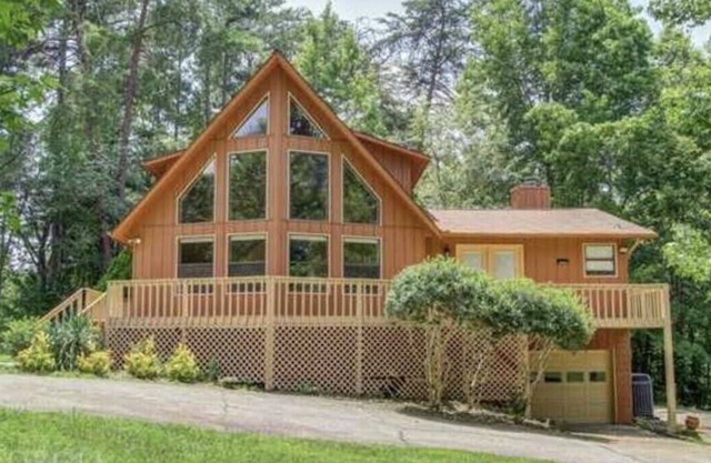 Lake Lanier home. ON LAKE w/gentle walk to private dock. Great cove.