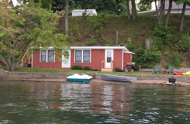 Lake level quiet retreat
