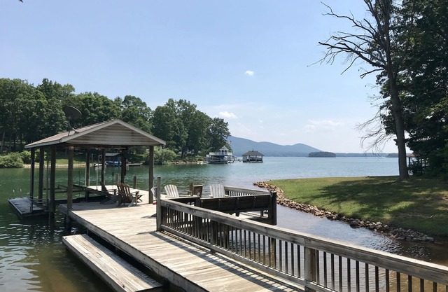 LAKE LIVING AT ITS FINEST. Cozy cottage with wide water and mountain views.