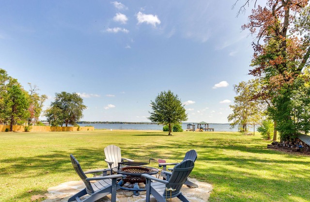 Lake Palestine Vacation Rental w/ Deck, Boat Dock