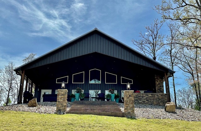 Lake Season is not over! Lovely 3-bedroom Lake House near Ouachita and Oaklawn