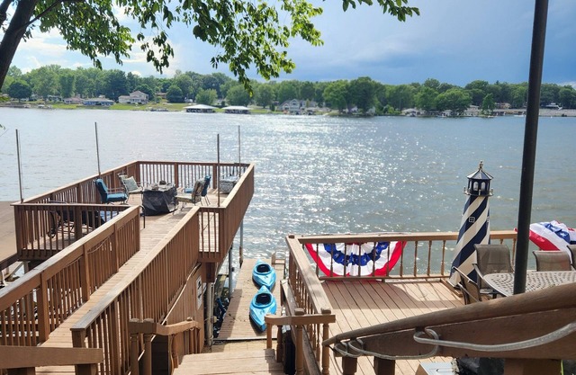 Lake Shafer Home: Boat, Swim, Kayak, BBQ, Sunsets, ten minutes to Indiana Beach