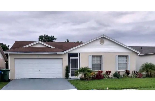 Lake View Home, just a few minutes away from the Hard Rock Guitar Hotel & Casino