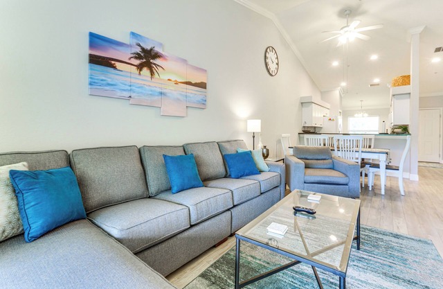 Lake View & Screened Balcony: Estero Getaway!