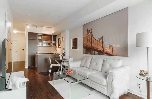 Lake Views - 2BDR Downtown