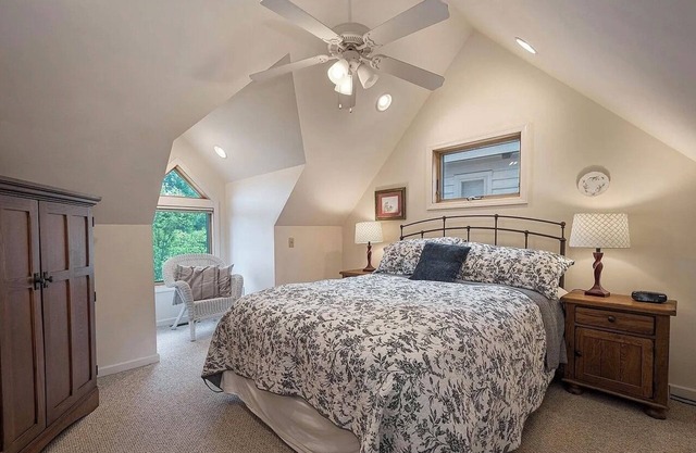 Lake Views! HOT TUB! 8 min to WISP ski. Central Location. Walk to Coffee & Eats.