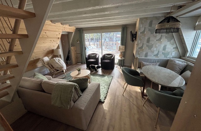 Lake Windermere Cabin |Close to Ski Hills and Hot Pools |Short walk to beach
