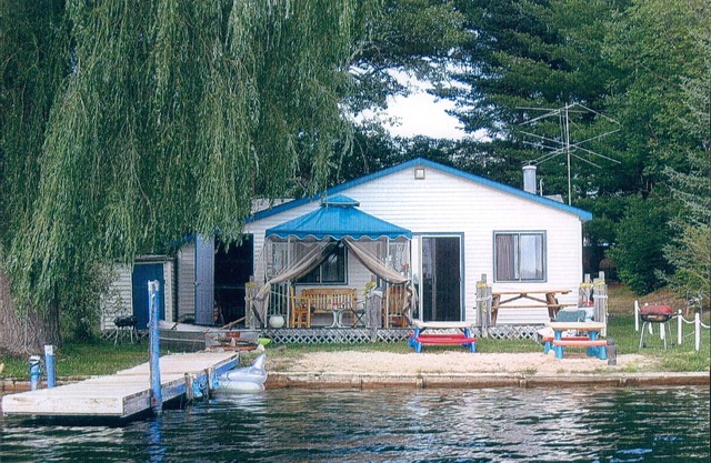 Lakefront 3 Bedroom Cottage On Chain Of Lakes Private Sandy Beach, Pet Friendly