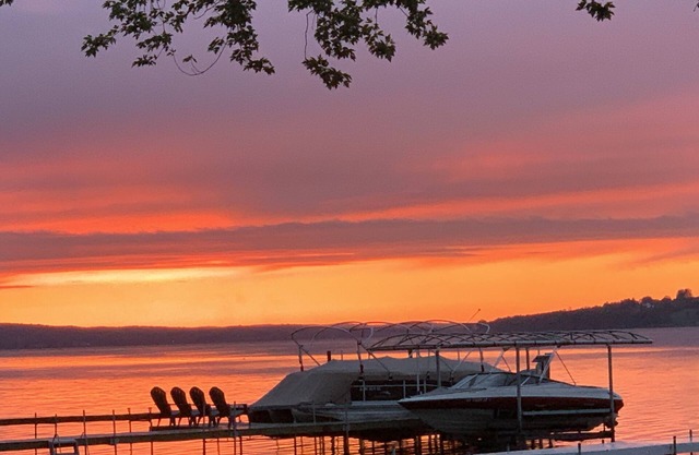 Lakefront 4 br charming home, huge yard, firepit, & private dock. Walk to shops