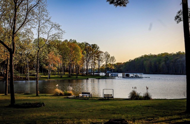 Lakefront 5BR Vacation Home w/Sunset Views, sandy beach, firepit, fishing dock