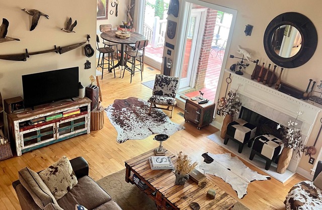 Lakefront Artsy/Spacious Reynolds Farm House w/Fire Pit (Kayak & SUPs incl.)