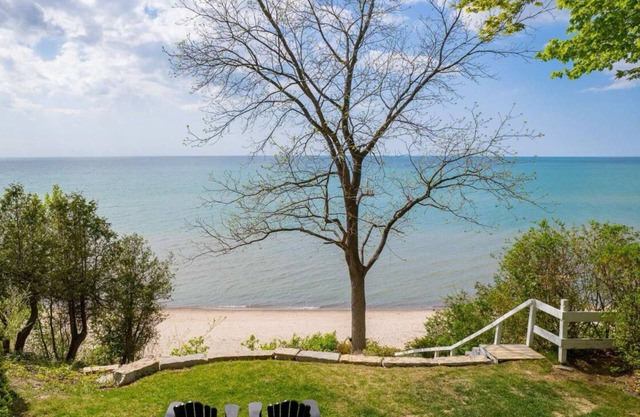 Lakefront Bliss with Private Beach n Sleeps 10