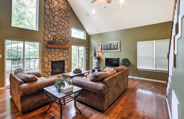 Lakefront Blue Eye Cottage w/Hot Tub & Fire Pit!