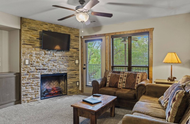 LAKEFRONT Condo for 10, close to Silver Dollar City! Ticket Deals & Resort Perks,