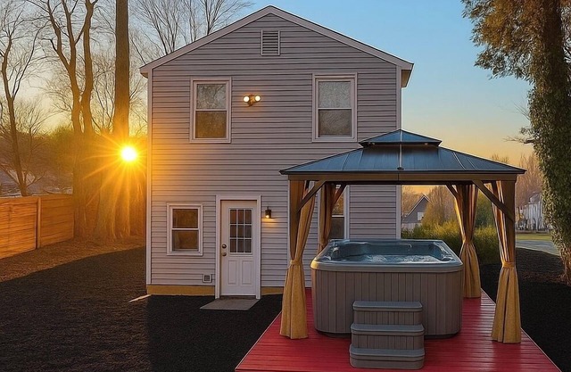 Lakefront Cottage in Connecticut - Hot Tub, Fire Pit, Game Room - Fall Escape