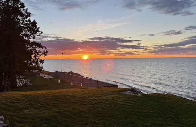 Lakefront Cottage on Lake Huron w/100ft Sandy Beach