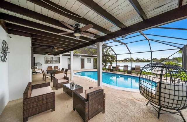 Lakefront Estate Pool Home/Game Room 5BR/3 Suites