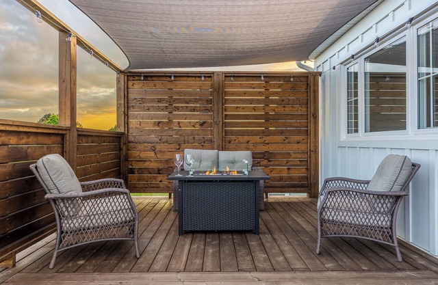 Lakefront Farm House In Niagara | Hot Tub | Sauna | Fire Pit | Patio