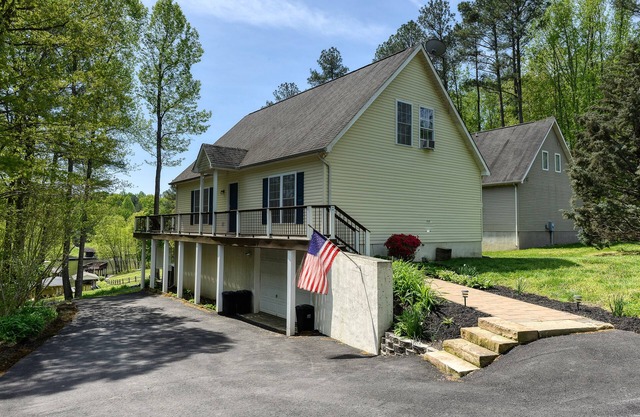 Lakefront Gem W/Private Hot Tub, Firepit, Large Deck, Game Room & Fast WiFi