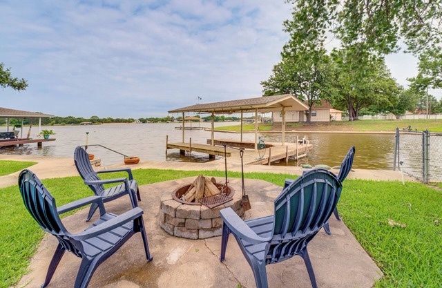 Lakefront Granbury Home w/Patio, Fire Pit & Dock!