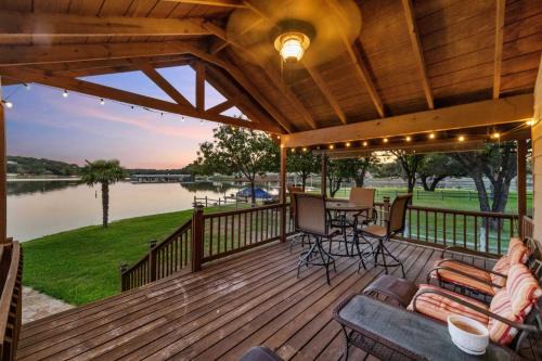 Lakefront Haven about 6 Mi to Historic Granbury Square