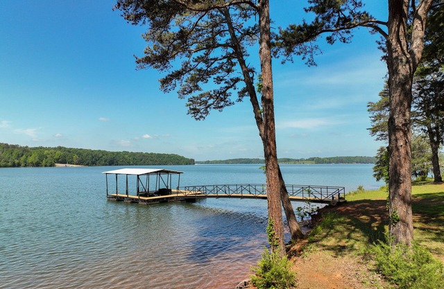 Lakefront Home, 6BR/4BA, Open Water/Dock. Sleeps 18. Boat Rental.