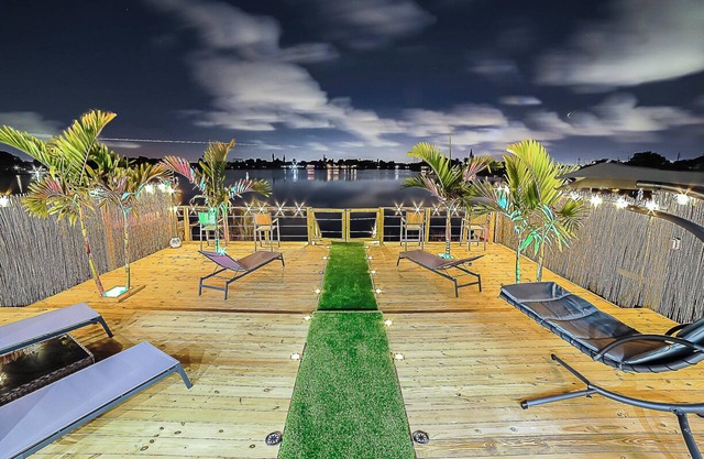 Lakefront House with Spa Tub - 10 mins to Airport