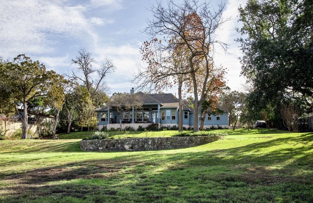 Lakefront house with boatdock and an acre of greenery!