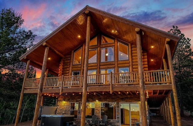 Lakefront Log Cabin, Hot Tub, Lake Views