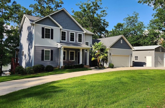 Lakefront Luxury Home for Large Families on Lake Murray - Right Next to Marina