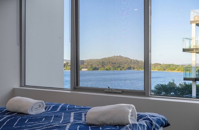 Lakefront Modern 2 BDR Apt with 2 Parking Kingston