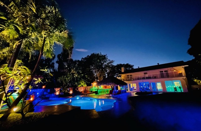 Lakefront Oasis 6BD, Sleep 14, Heated Pool, Tikis, Golf, Dock on Lake, No Stairs