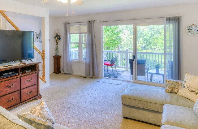 Lakefront oasis w/ beach access, two balconies & gas grill