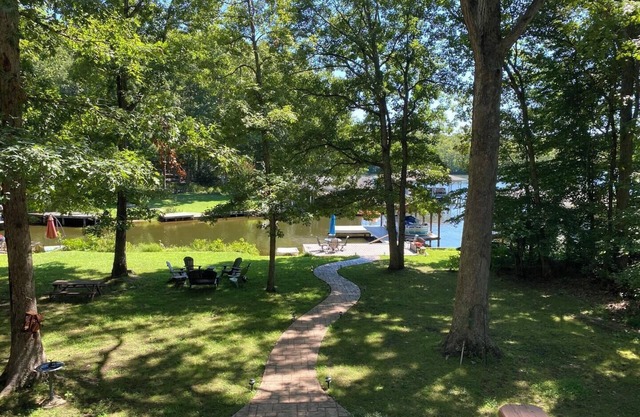 Lakefront - Spacious 5-bedroom house on Lake Anna - Public Side