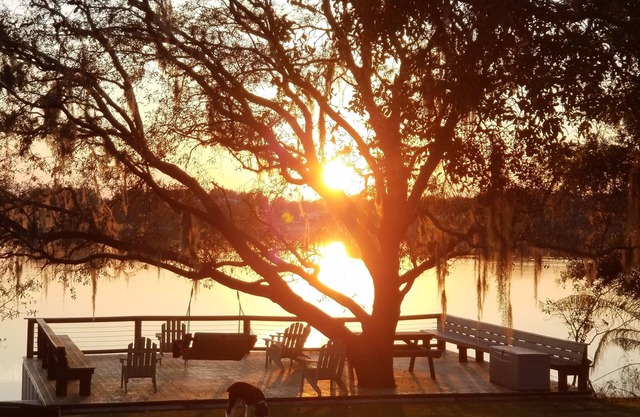 Lakefront, Sunsets, Sandy Beach, Private One Acre, Swim, Fish, Relax!
