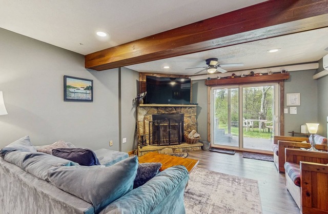 Lakefront townhouse near lake & skiing with hot tub & wood-burning fireplace