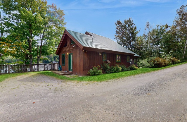 Lakehouse, waterfront, dock, kayaks, wifi, grill, outdoor dining, ping-pong, w/d