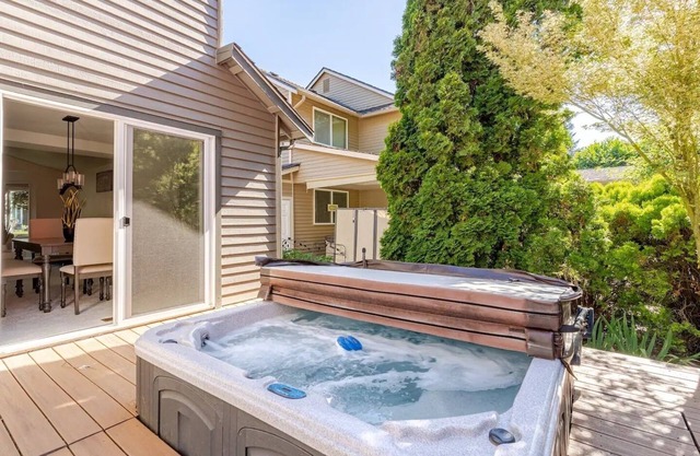 Lakeside Bliss: 4BR, Hot Tub