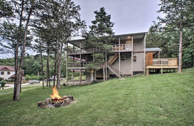 Lakeside Blue Eye Escape w/Game Room & Hot Tub!