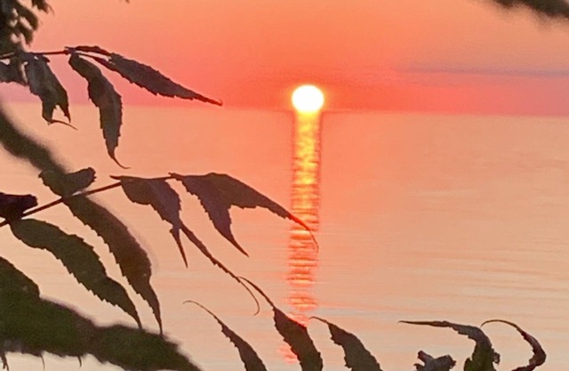 Lakeside Cottage w/Private Beach and Sunset Views-Niagara