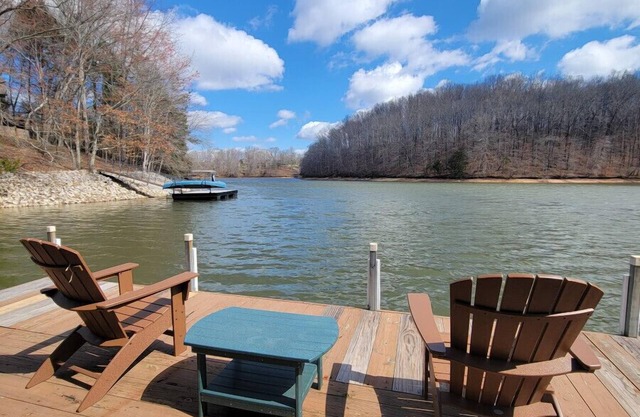 Lakeside Haven w/Dock/Slip, Fire Pit, Game Room, Kayaks,