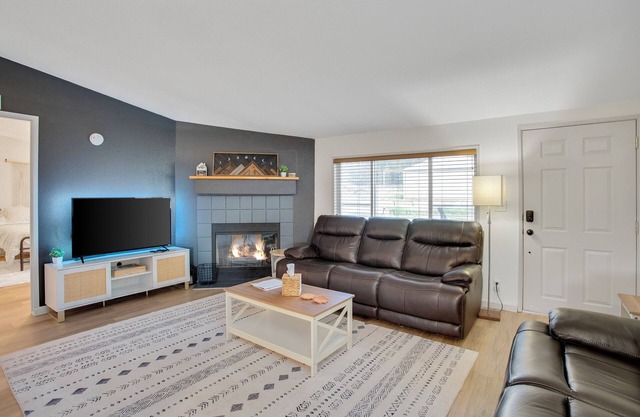 Lakeside King Suite: Luxurious and Cozy with Stunning Golden Hour Views.