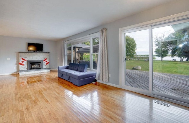 Lakeside Living: *BBQ Fun, Boat Deck & Playground*