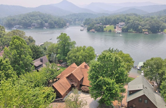 Lakeside Lodge By Chatuge Home Concierge Lakefront, firepit, hot tub, ping pong private dock with boat slip