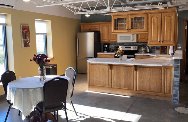 Lakeside Lodging @ The PlazanCozy 2 Bed- 2 Bath Nestled near the Lake Region