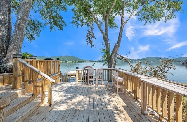 Lakeside Paradise: 4BR Retreat on Neely Henry Lake by RedAwning