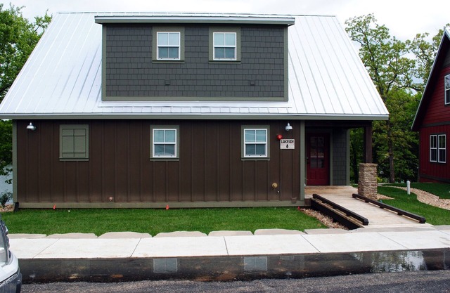 Lakeside Waterfront Luxury Retreat, Sleeps 10, Water Views